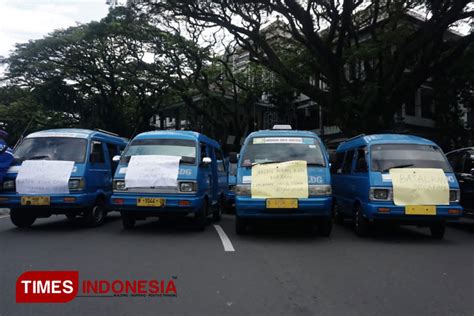 Ratusan Sopir Angkot Demo Di Balai Kota Malang Ngotot Jalurnya Tak