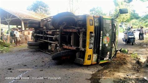 Sopir Hilang Kendali Di Jalan Menurun Dan Menikung Truk Terguling Di