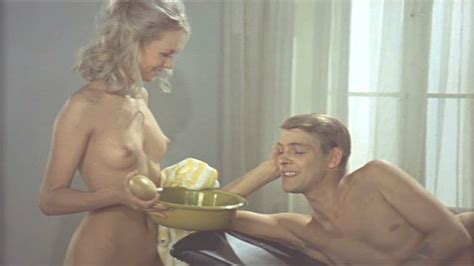 Naked Anne Grete Nissen in Uden en trævl