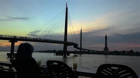 Akrobat Bocah Melompat Dari Jembatan Gentala Arasy Yang Bikin Histeris