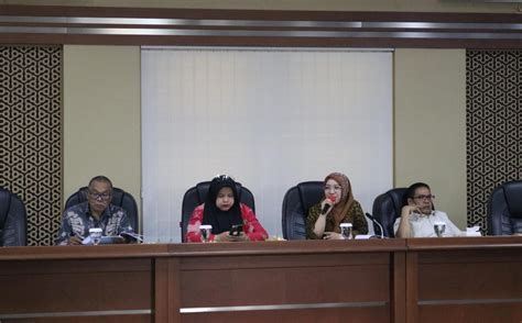 Banggar Dprd Mengadakan Rapat Dengan Tapd Pemkab Purwakarta Membahas