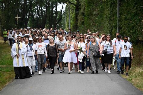 Mort De Karine Esquivillon Une Marche Blanche En Sa Mémoire Rassemble