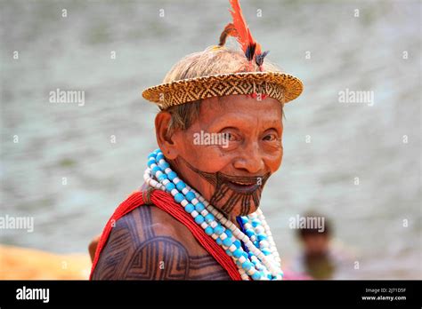 Líder de la tribu indígena Asurini en la Amazonía brasileña Río Xingu