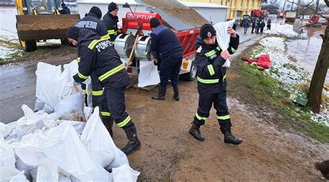 Inundatii In Timis Apele S Au Revarsat Pe Strazi In Case Si Curti