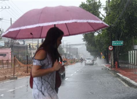 Chove mais de 80 do esperado para o mês em 33 horas em Vitória