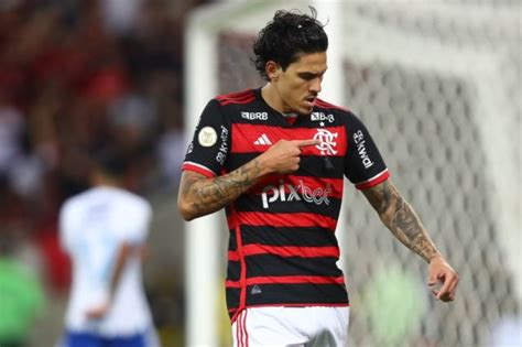 Flamengo bate Cruzeiro e dispara na liderança do Brasileiro