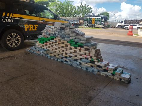 Casal é preso mais de 200 kg de drogas escondidas em ônibus na BR