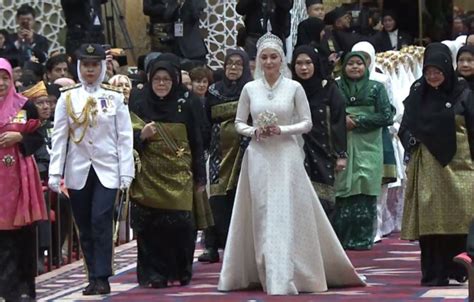 25 Foto Majlis Istiadat Bersanding Putera Mateen Dayang Anisha Rosnah