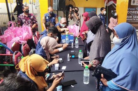 Operasi Pasar Murah Minyak Goreng Diserbu Warga