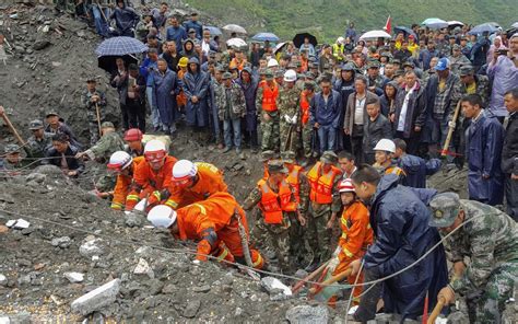 TÔ NA LENTE Deslizamento deixa mortos e desaparecidos na China