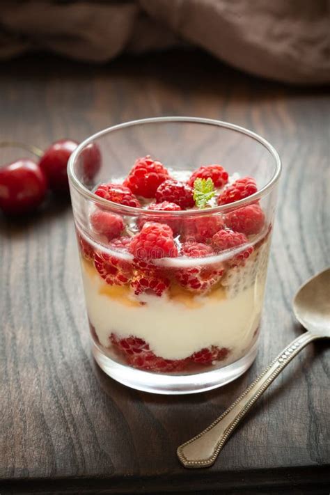 Vidrio De Parfait Hecho De Yogur Griego Con Miel De Frambuesa Mezclada