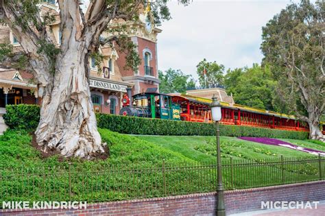 Disneyland Railroad With Train - MiceChat