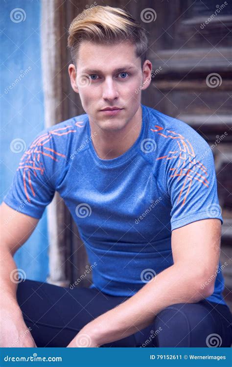 Portret Van Knappe Jonge Blonde Sportmanzitting Stock Afbeelding Image Of Spier Sterkte