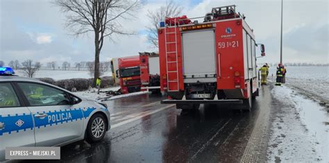 Audi wbiło się pod naczepę samochodu ciężarowego Wypadek na krajowej