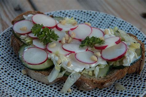 Tartines De Fromage Frais Au Concombre Et Radis Rose Les Petits Plats