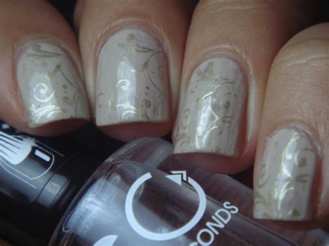 Nail Loopy Delicate Nude Gold Stamping