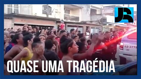 Centenas De Pessoas Tentam Invadir Casa De Fam Lia No Rio Ap S Boato