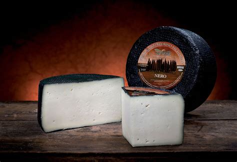 Pecorino Val D Orcia Nero Formaggio Semistagionato Scalzo Dritto