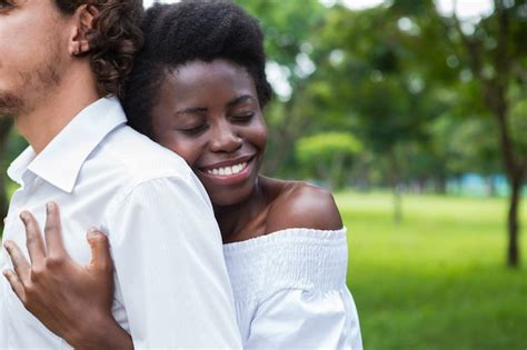 Femme Souriante Embrassant Son Homme Aux Yeux Fermés Photo Gratuite