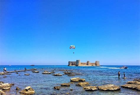Premium Photo | Fort at sea with speed boat and parachute