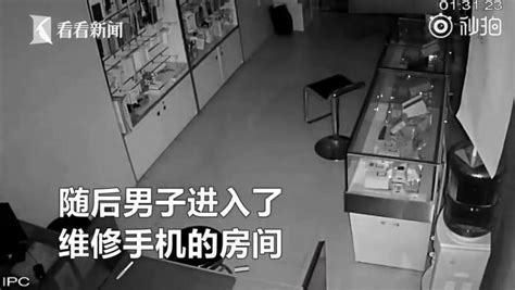 【男子凌晨行窃手机店 嫌太暗开灯让监控“看”得更清晰】近日，重庆一家手机专卖店凌晨进了小偷，店内多部手机被盗。监控显示，因店内太黑，男子不时