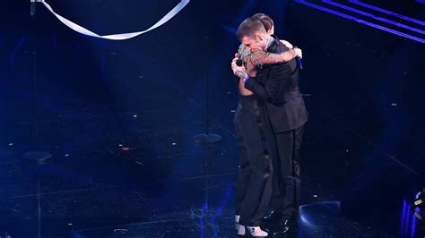 Sanremo 2021, Fedez in lacrime sul palco dell'Ariston