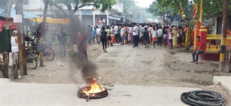 महाराजगंज में चाकूबाजी में आदित्य की हत्या के बाद आक्रोशितों ने सड़क पर