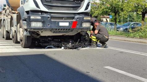 Incidente Stradale Devastante Scontro Tra Camion E Moto Tragico Bilancio