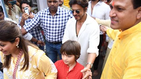 Ganesh Chaturthi 2023: Shah Rukh Khan seeks blessings at Lalbagucha ...