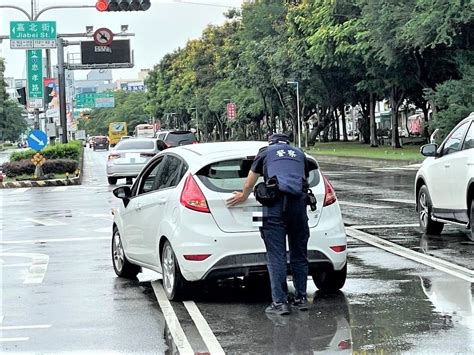 車輛拋錨卡路中 後湖警神救援幫推車 蕃新聞