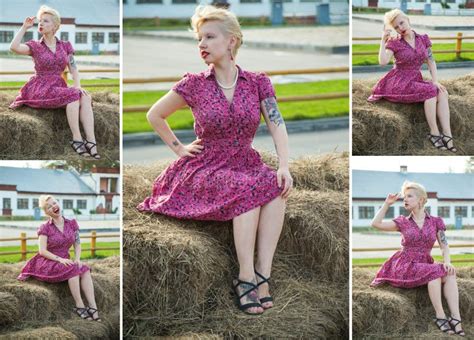 Belle Fille Blonde Dans Le Style De Goupille Dans Une Robe Lumineuse Sur Le Foin Photo Stock