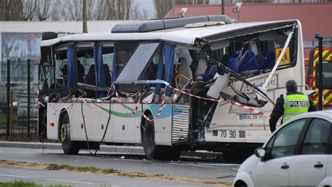 DIRECT Accident de car scolaire à Rochefort les deux chauffeurs en