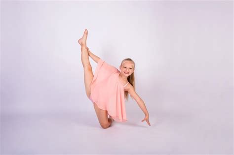 Une Fille Blonde Gymnaste Dans Un Maillot De Bain P Che Se Tient Dans Une Pose De Gymnastique Et