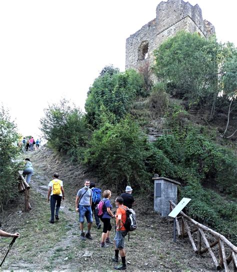 Nasce La Via Delle Rocche Un Nuovo Cammino Nellappennino Pratese Tra