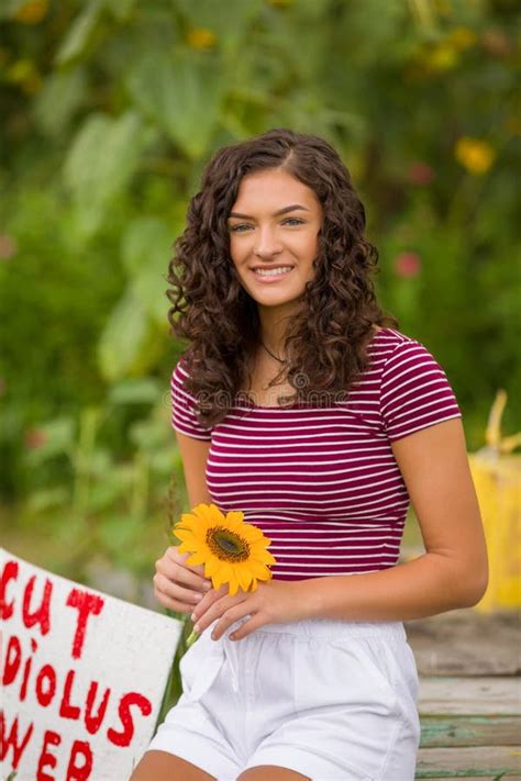 Jeune Lycéenne Joyeuse Dans Le Champ De Tournesol Image Stock Image