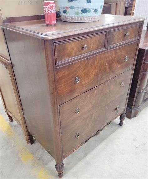 Depression Era Dresser Wear On Top Dixon S Auction At Crumpton