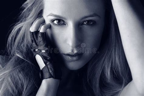 Jeune Fille Blonde Attirante Dans Des Gants De Sports Image Stock Image Du Femelle Beau