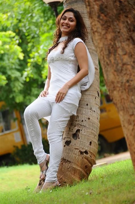 TamiL MoviE RoaminG Manjari Latest Hot Photos Stills Manjari New Spicy