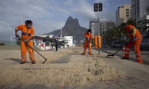 Ressaca Faz Areia Tomar Conta Do Cal Ad O Da Delfim Moreira No Leblon