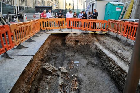 Lucca Affiorano Tombe Di Epoca Romana Durante I Lavori Per Un Isola