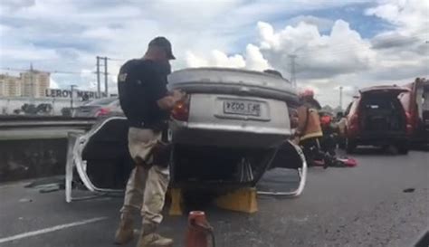 Homem De Anos Fica Ferido Ap S Capotar Carro Em S O Jos Vale Do