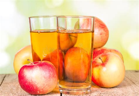 Appelsap Op Een Houten Oppervlakte Stock Foto Image Of Vrucht Drank