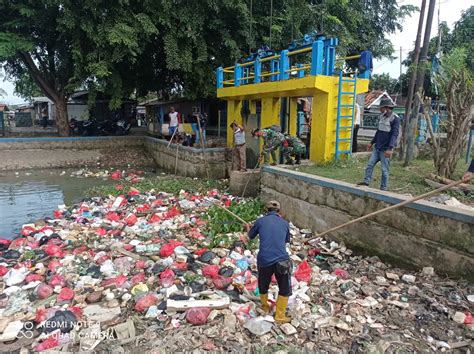 Angkat Sampah Dan Eceng Gondok Sub 6 Sukakarya Sektor 20 CH Terus Jaga