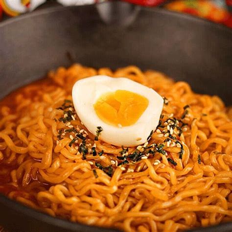 Instant Ramen Zupka Koreańska Buldak Ostry Kurczak Klasyczna 140g