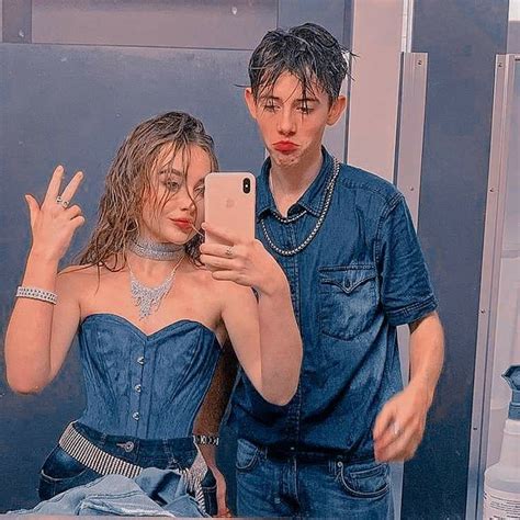 Sabrina Carpenter E Griffin Gluck Cantores Looks Atores