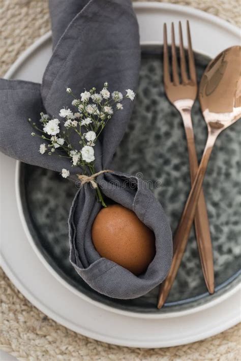 Ostern Gedeck Mit Leinenserviette Und Keramischem Kabelbaum Stockfoto