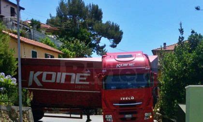 Tir Incastrato Nel Tornante Via Val D Olivi Bloccata Da Ore Prima La