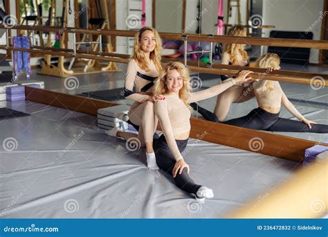 Jeune Femme Blonde Gracieuse Faisant Des Fissures Tout En Ayant Des Exercices Avec Son