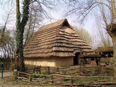 Maison Gauloise Second Age Du Fer Reconstitution Au Parc Arch Ologique