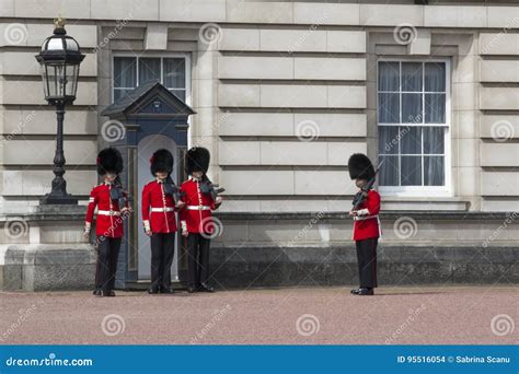 The Guardsmen at the Buckingham Palace in London Editorial Stock Image - Image of outdoor, guard ...